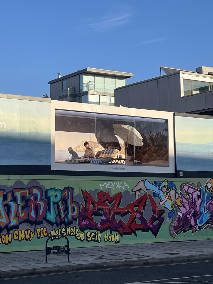 진짜 사람을 쓰는 광고판_1.jpg