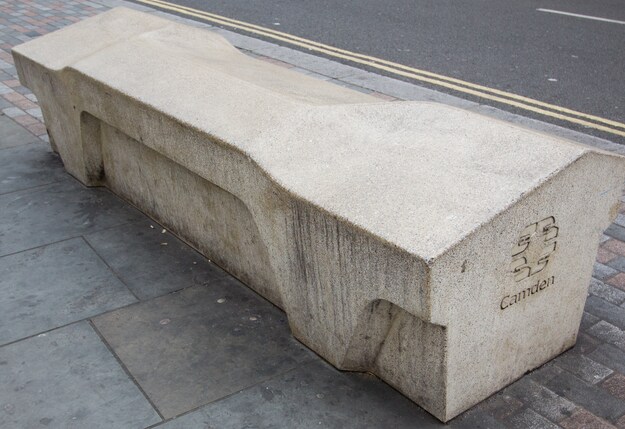 오로지 불편할 것을 목적으로 제작된 밴치_1.png