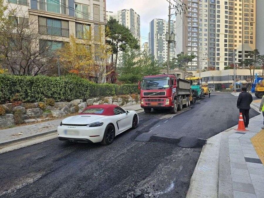 제보하겠습니다 아파트 앞 도로 포장 작업 중_1.jpg