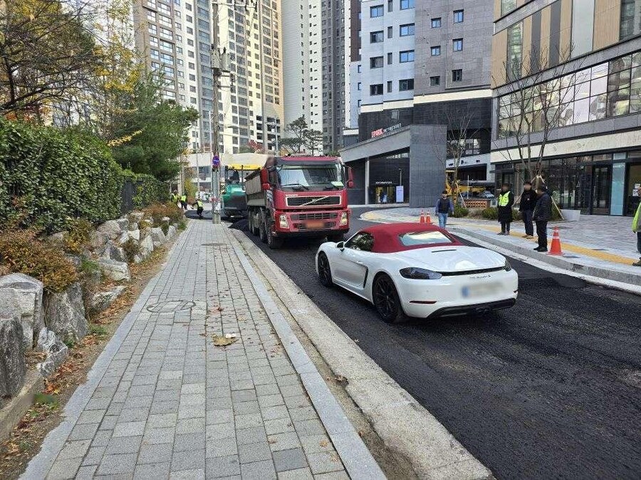 제보하겠습니다 아파트 앞 도로 포장 작업 중_2.jpg