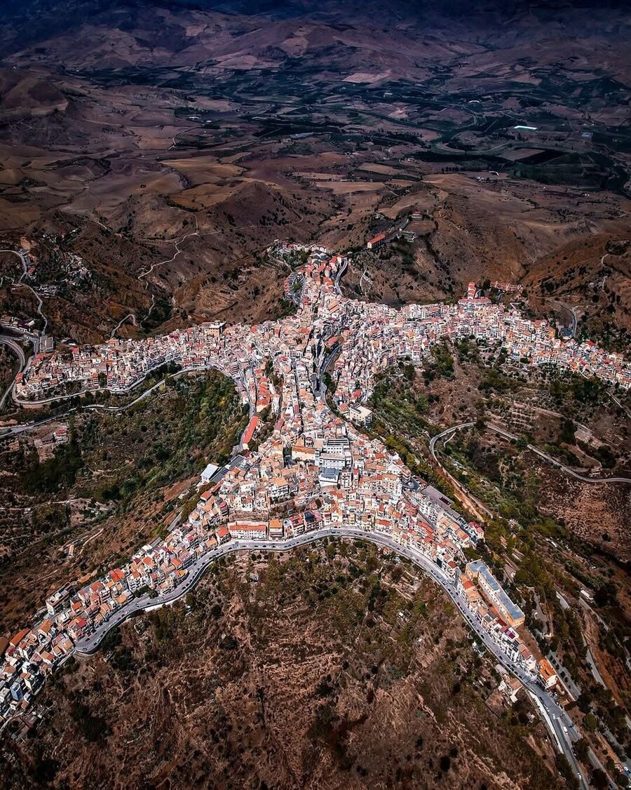 특이한 항공샷으로 유명한 이탈리아의 시골 마을_1.jpg