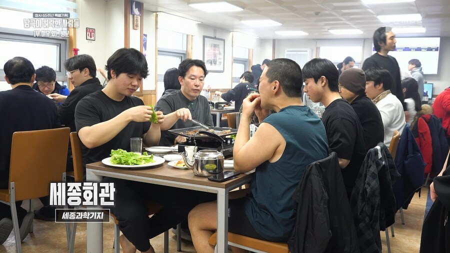 남극의셰프) 이렇게 대원들이 못먹고 사니까 우리 백선생님이 가신 거지_2.jpg