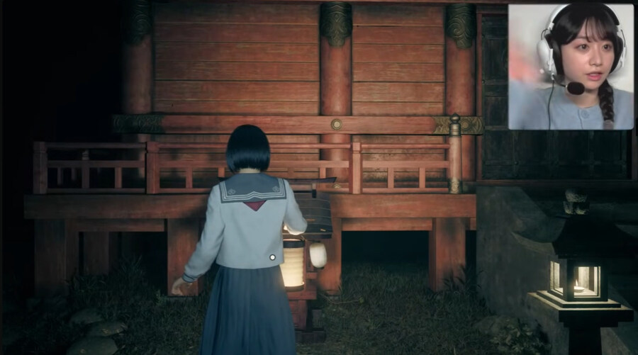 자신이 나오는 게임을 플레이 하는 배우_1.jpg