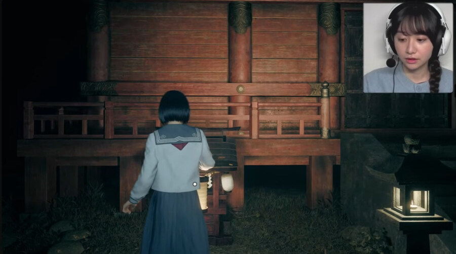 자신이 나오는 게임을 플레이 하는 배우_3.jpg