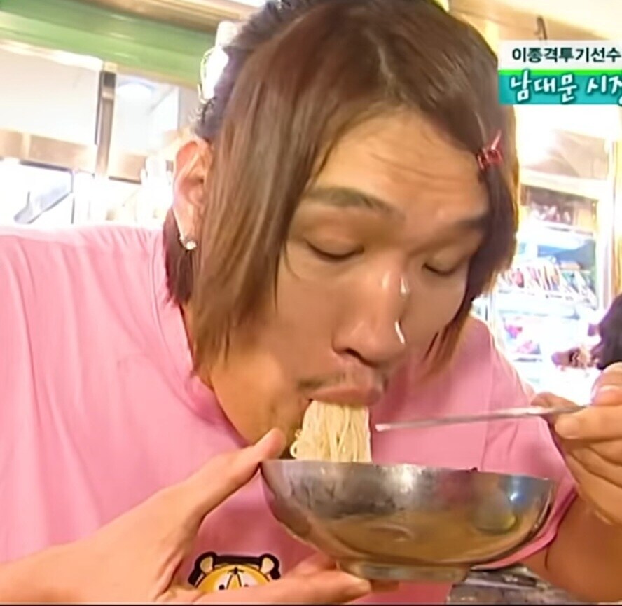 메이드 프릴하고 한입국수 먹는 최홍만_1.jpg