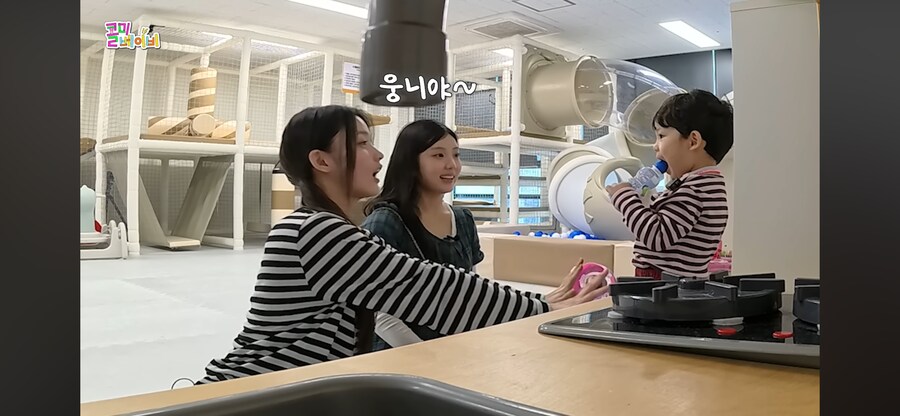 애기와 통성명 하는 아일릿_5.png