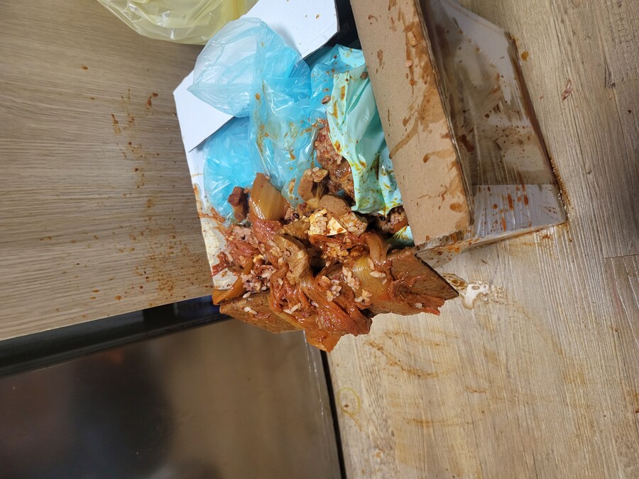 곱게 물든 단풍잎이 싸늘한 겨울 바람에 모두 저버린 줄 알았는데_2.jpg