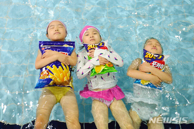 발판 잡고 수영배우는 유치원생들_1.jpg