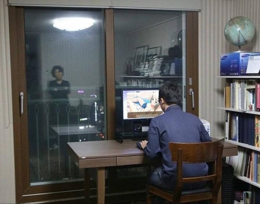 공포)우리아들 이상한거 보는거 아니지?_1.jpg