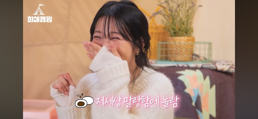 아일릿 원희 볼 찔러 보는 지헌이_3.png