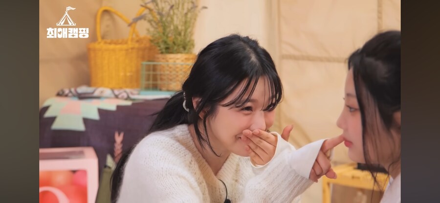 아일릿 원희 볼 찔러 보는 지헌이_1.png