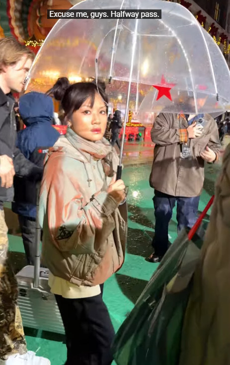 케데헌)비오는데도 추수감사제 리허설 준비하던 헌트릭스_2.jpg