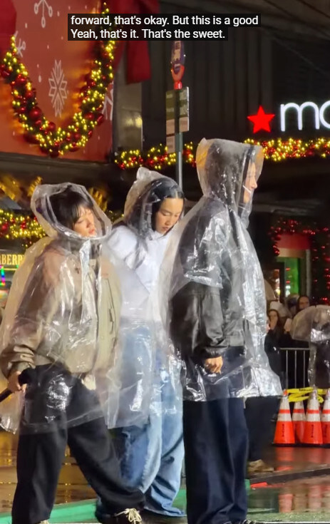 케데헌)비오는데도 추수감사제 리허설 준비하던 헌트릭스_4.jpg