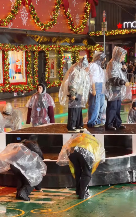 케데헌)비오는데도 추수감사제 리허설 준비하던 헌트릭스_6.jpg