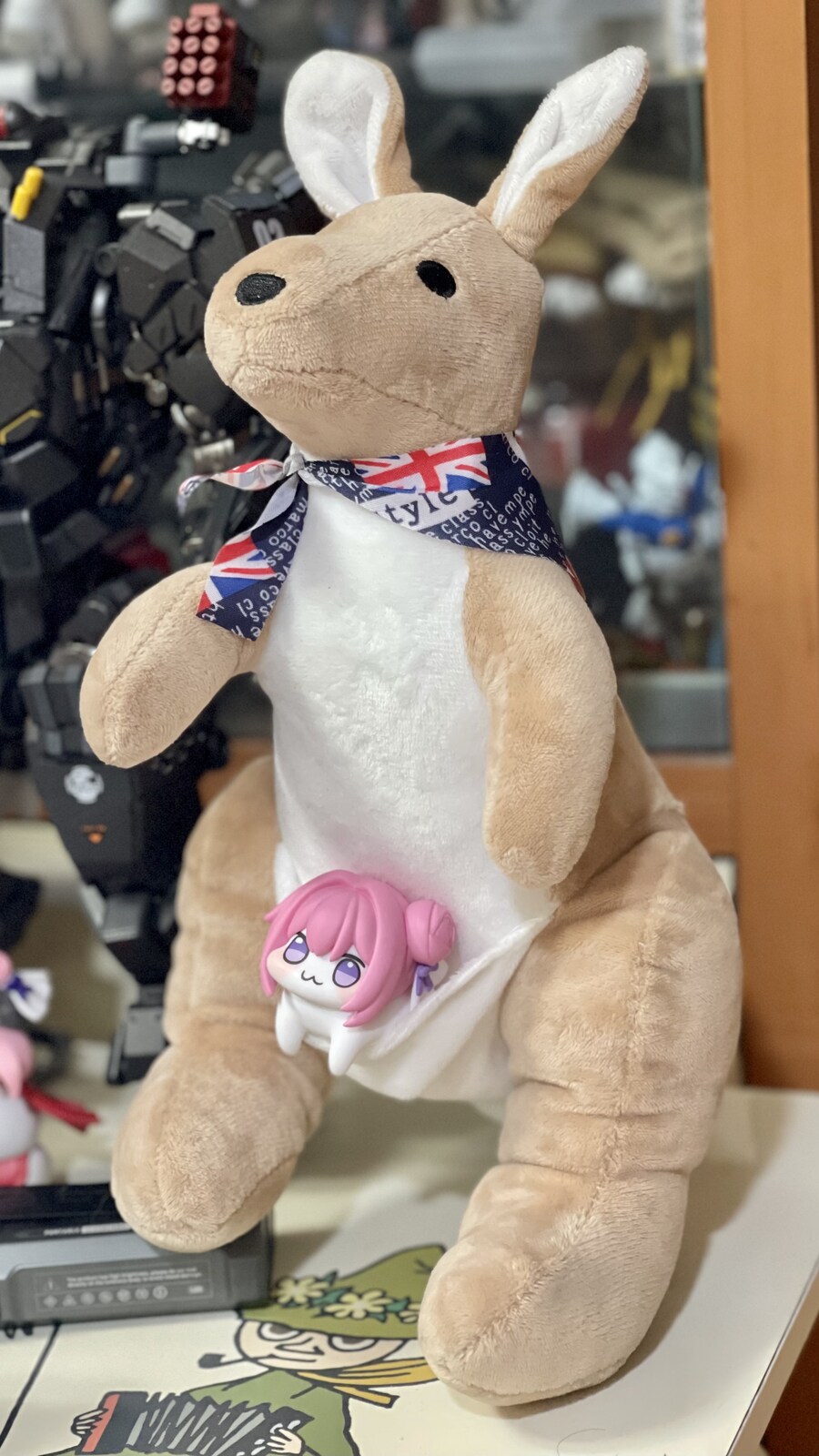 주말에 아름다운 가게에 가서 새끼를 잃어버린 어미 캥거루 인형을 사옴.._1.jpg