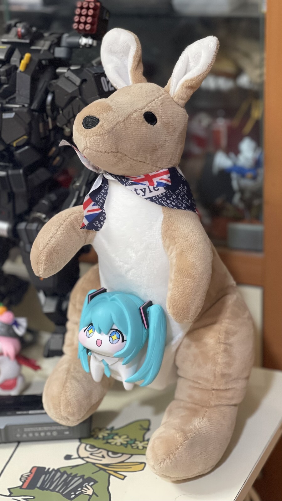 주말에 아름다운 가게에 가서 새끼를 잃어버린 어미 캥거루 인형을 사옴.._2.jpg