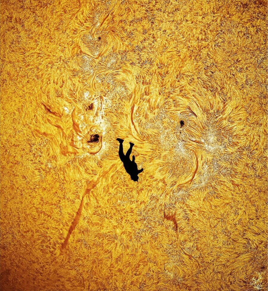 태양을 배경으로 고공낙하하는 다이버를 찍은 사진_1.jpg