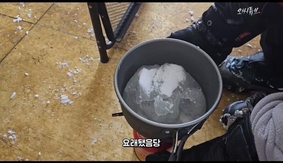 밖에서 라면 끓여먹는 남극 대원들.jpg_4.jpg