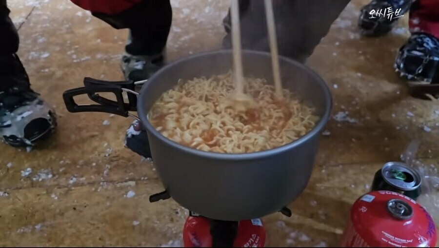 밖에서 라면 끓여먹는 남극 대원들.jpg_5.jpg
