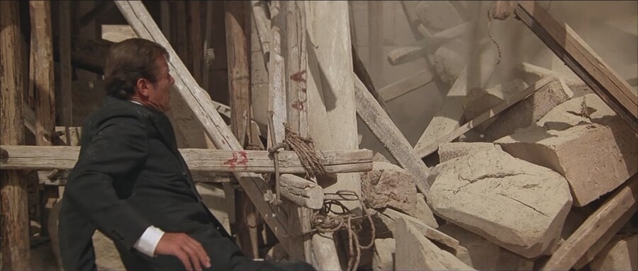 제임스 본드 역사상 가장 최악의 난적_2.jpg