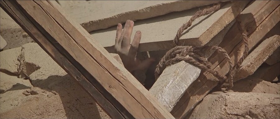 제임스 본드 역사상 가장 최악의 난적_3.jpg