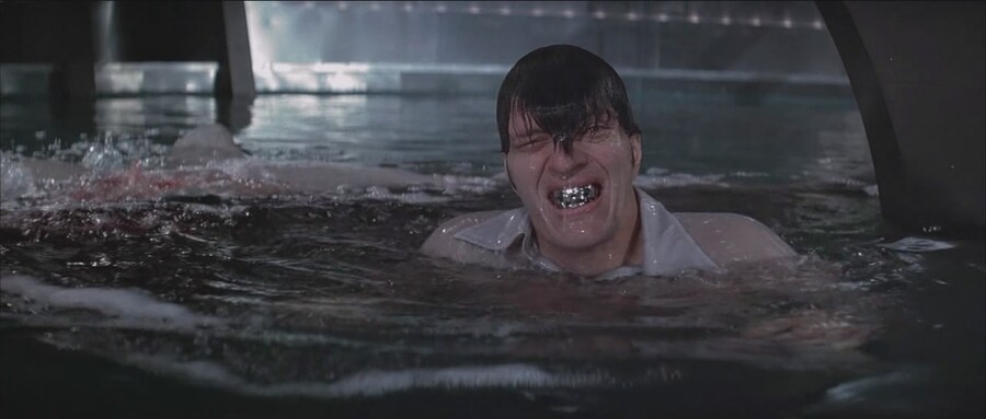 제임스 본드 역사상 가장 최악의 난적_15.jpg