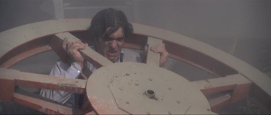 제임스 본드 역사상 가장 최악의 난적_24.jpg