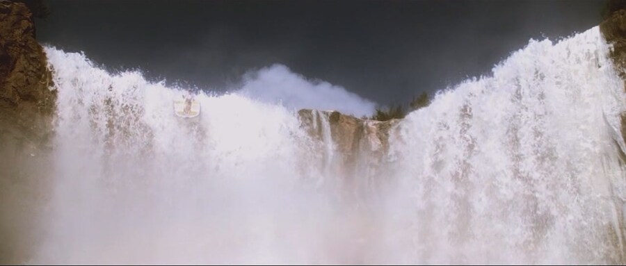 제임스 본드 역사상 가장 최악의 난적_26.jpg