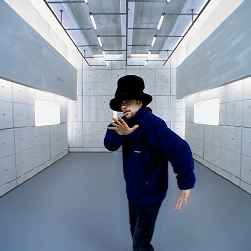 당신은 백룸에 떨어졌습니다. 저 멀리서 기묘한 형체가 보입니다._1.png