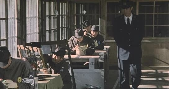 열심히 교도소 생활을 하는데 동료들한테 욕 먹는 죄수_2.jpg