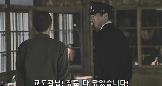 열심히 교도소 생활을 하는데 동료들한테 욕 먹는 죄수_3.jpg
