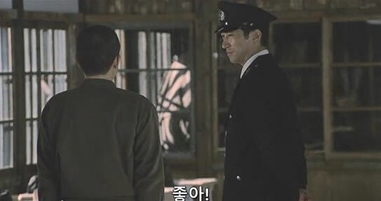 열심히 교도소 생활을 하는데 동료들한테 욕 먹는 죄수_4.jpg