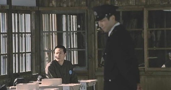 열심히 교도소 생활을 하는데 동료들한테 욕 먹는 죄수_5.jpg