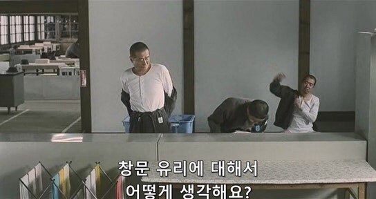 열심히 교도소 생활을 하는데 동료들한테 욕 먹는 죄수_6.jpg