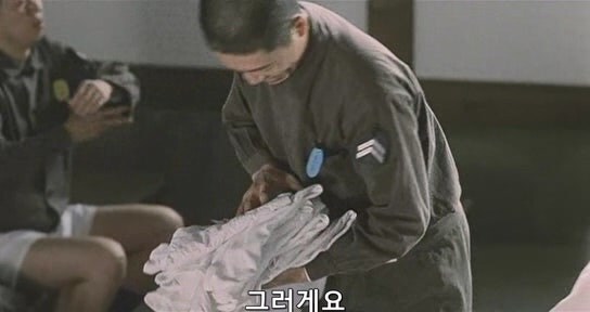 열심히 교도소 생활을 하는데 동료들한테 욕 먹는 죄수_10.jpg