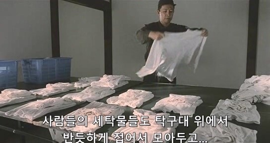 열심히 교도소 생활을 하는데 동료들한테 욕 먹는 죄수_11.jpg