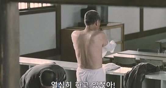 열심히 교도소 생활을 하는데 동료들한테 욕 먹는 죄수_16.jpg