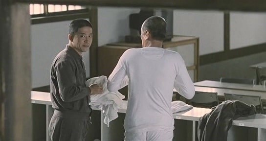 열심히 교도소 생활을 하는데 동료들한테 욕 먹는 죄수_18.jpg