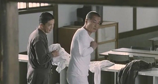 열심히 교도소 생활을 하는데 동료들한테 욕 먹는 죄수_19.jpg