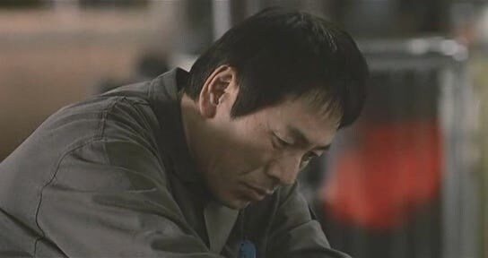 열심히 교도소 생활을 하는데 동료들한테 욕 먹는 죄수_21.jpg