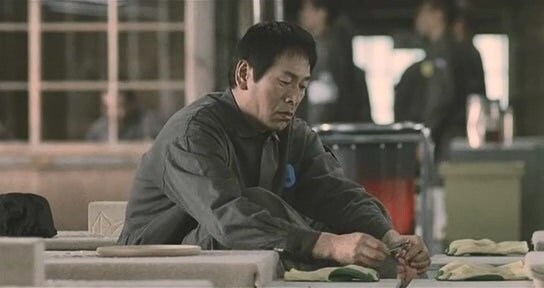 열심히 교도소 생활을 하는데 동료들한테 욕 먹는 죄수_28.jpg