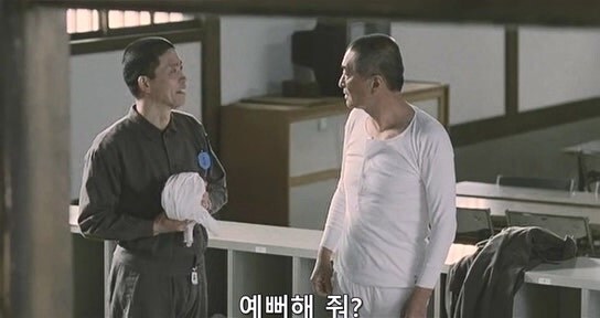 열심히 교도소 생활을 하는데 동료들한테 욕 먹는 죄수_32.jpg