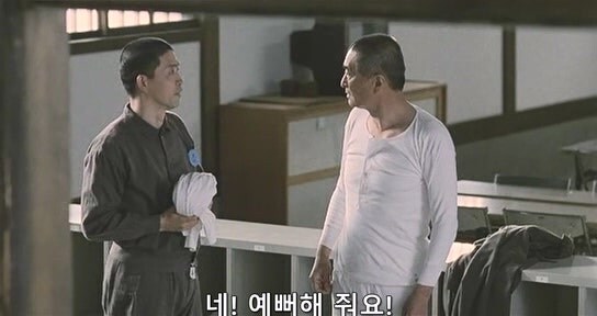 열심히 교도소 생활을 하는데 동료들한테 욕 먹는 죄수_33.jpg