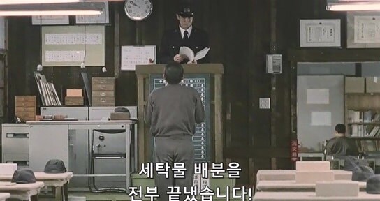 열심히 교도소 생활을 하는데 동료들한테 욕 먹는 죄수_37.jpg