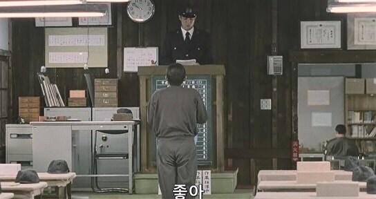 열심히 교도소 생활을 하는데 동료들한테 욕 먹는 죄수_38.jpg