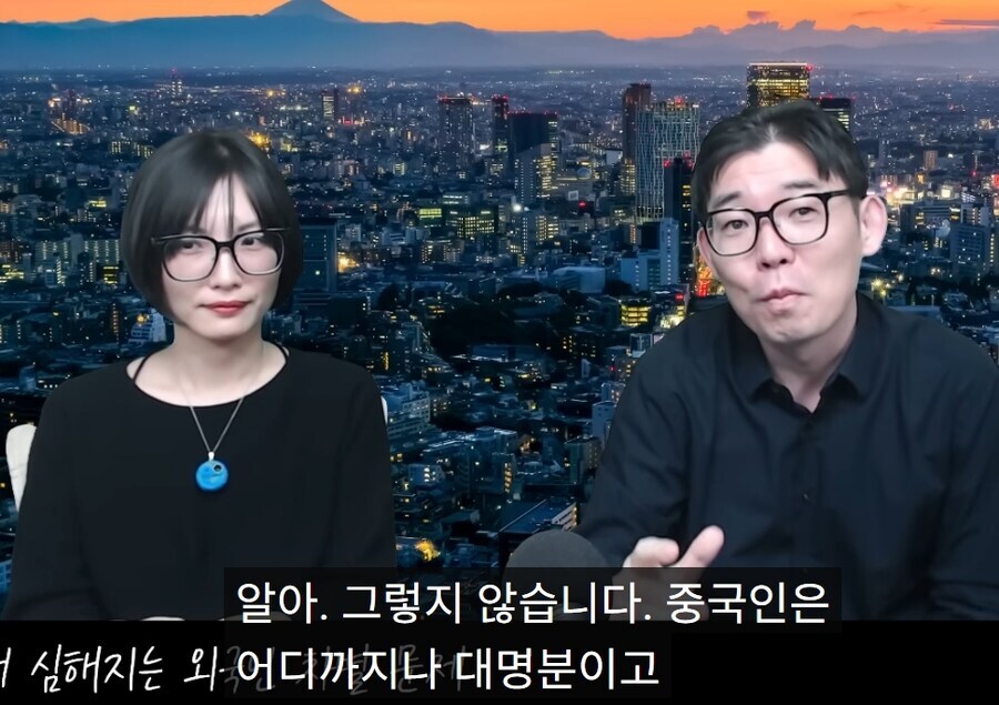 이제 일본 가면 중국인 안보여서 좋겠다는 채팅보고 말하는 유튜버_1.jpg