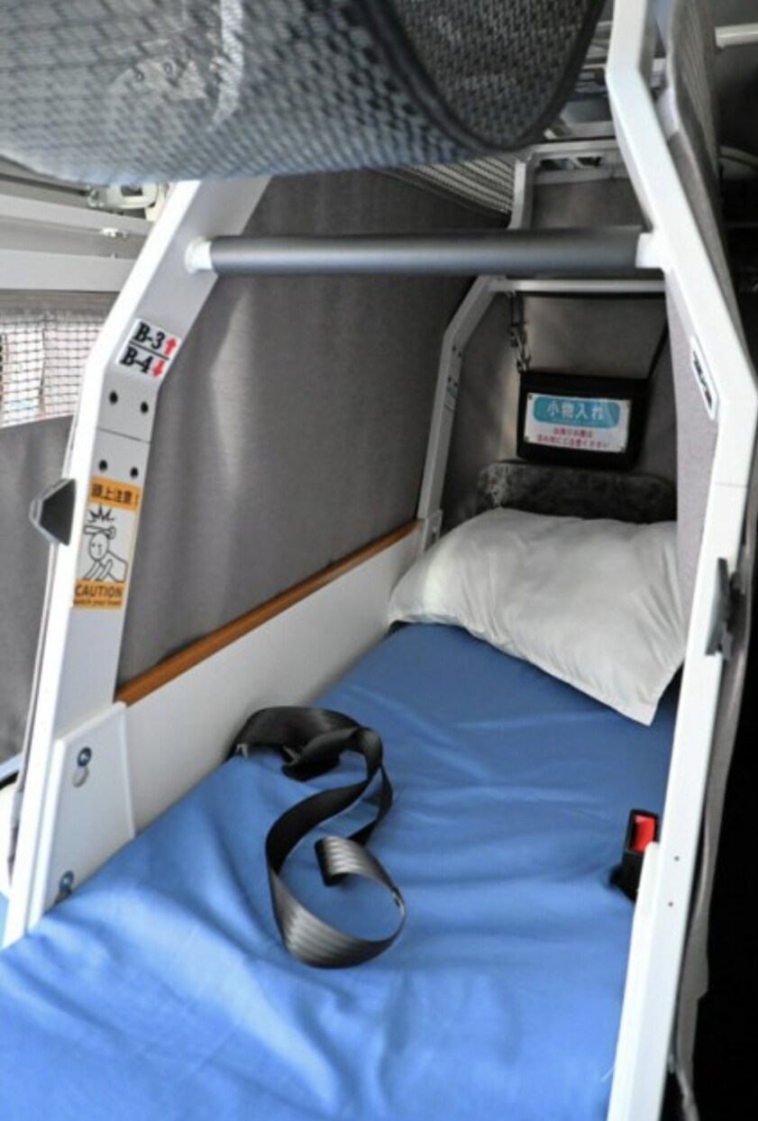 일본에서 서비스를 시작한 [누워서 가는] 버스_6.jpg