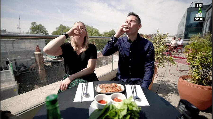 소주를 마시는 영국인들_1.jpg