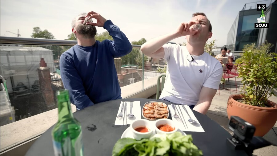 소주를 마시는 영국인들_2.jpg