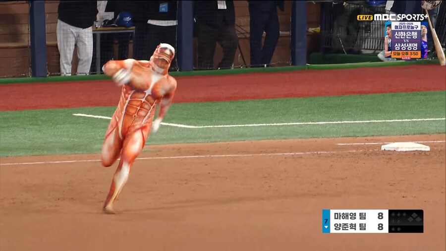 한국 야구장에 등장한 진격의 거인_1.png